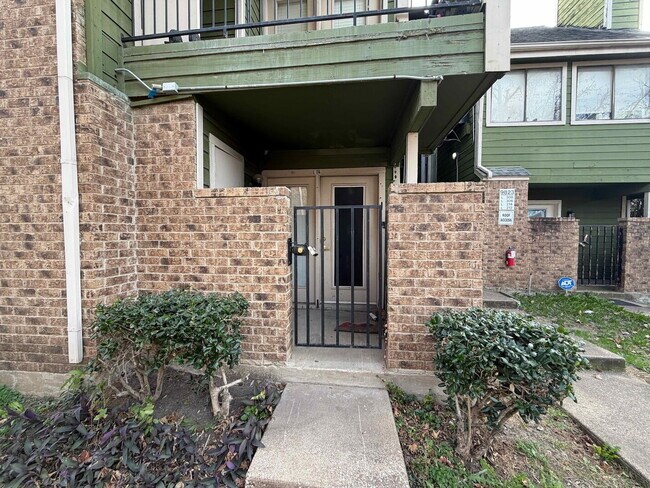 Building Photo - Cozy 1BD Condo in Richardson ISD with Fireplace & Amenities