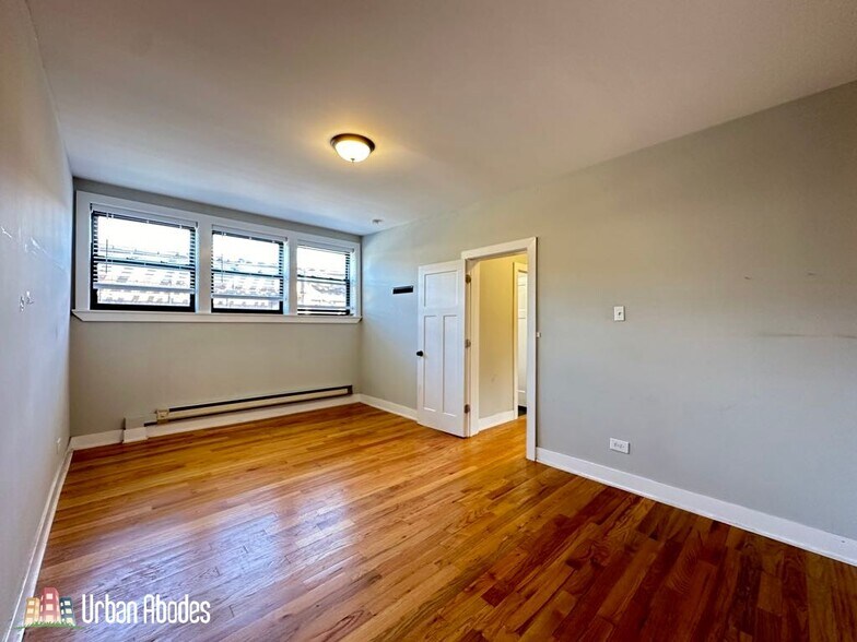 Building Photo - 4426 N Wolcott Ave