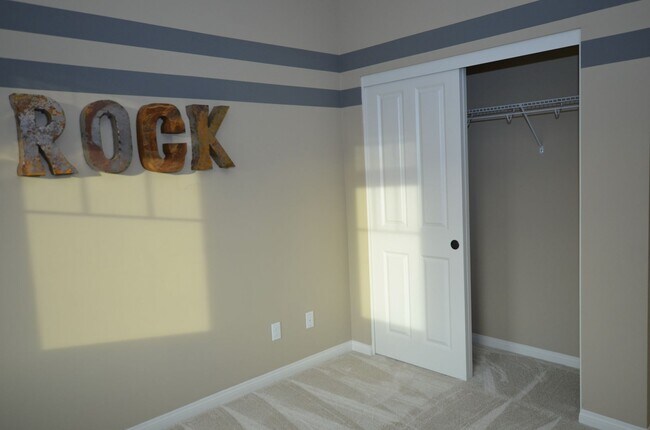 Building Photo - 4BD+Loft/3Bathrooms, Sea Glass Blue Strand