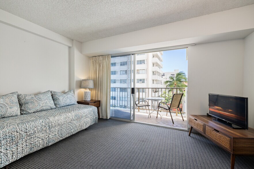 Building Photo - 2440 Kuhio Ave