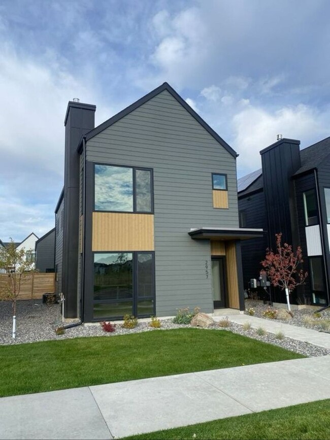 Building Photo - Single Family HOME with 3 Bedrooms 2 1/2 Bathrooms - Where Mountains meet you at upscale living!