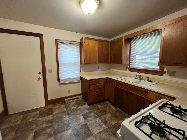 Building Photo - 917 E Johnson St