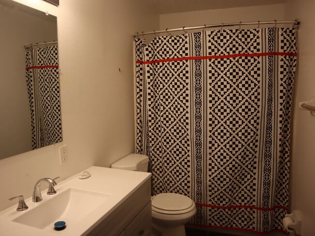 Building Photo - CONDO 2Bedroom 2 Bath MOVE IN READY CALL C...