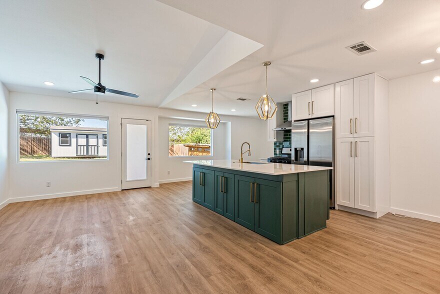 Building Photo - 5200 King Charles Dr