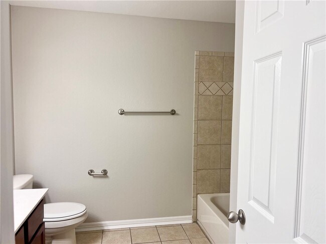 Building Photo - 564 S Pierremont Dr