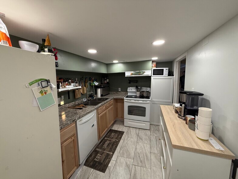Fully equipped kitchen - 3716 Washington Pike