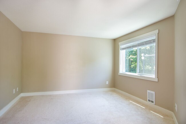 Building Photo - Redmond- One Bedroom Condo located at the ...