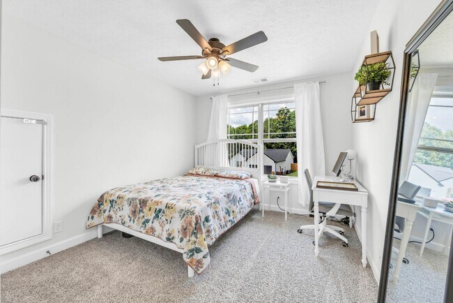 Building Photo - Pet Friendly Three Bedroom!