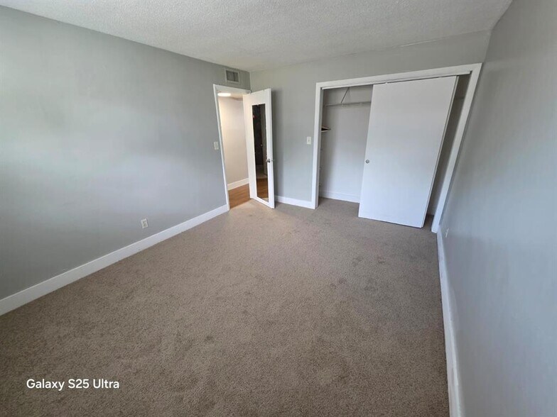 Building Photo - 4732 SW 33rd Ave