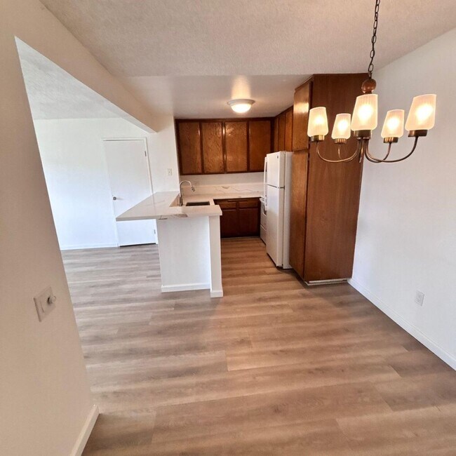 Building Photo - LIGHT & BRIGHT UPGRADED, 2 BEDROOM CONDO, ...