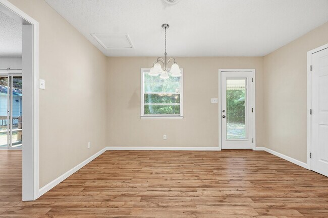 Building Photo - 338 Coral Dr SW