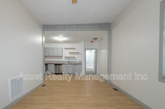 Building Photo - 3043 E 5th Ave