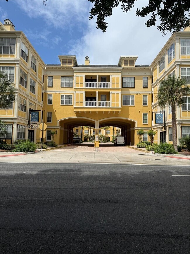 Building Photo - 860 N Orange Ave