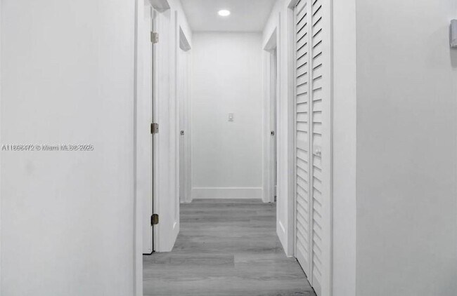 Building Photo - 3 bedroom in Miami FL 33168