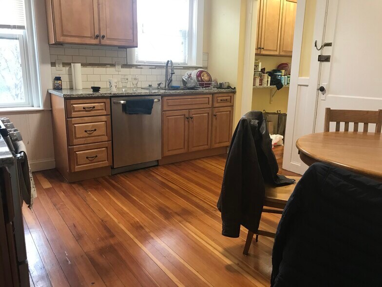 Building Photo - 2 Hillside St