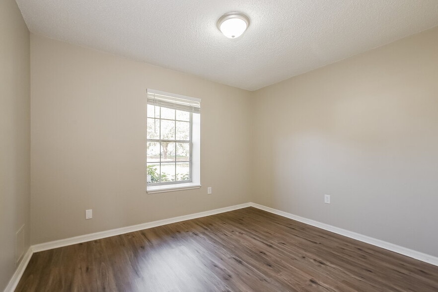 Building Photo - 3544 Lake Eleanor Dr