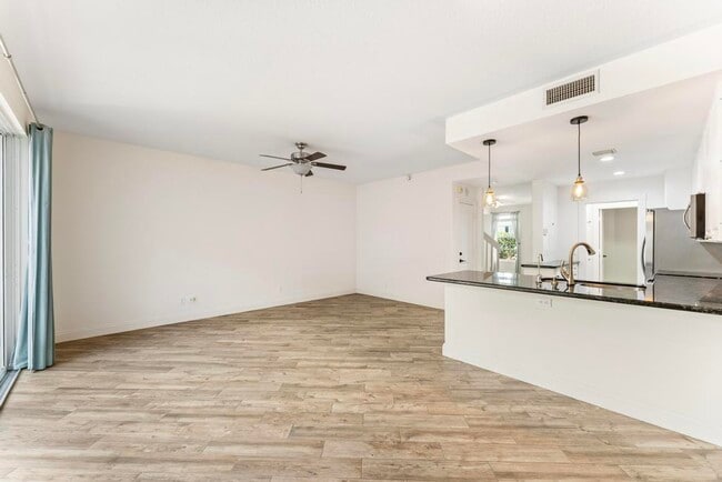 Building Photo - 180 Freeport Dr