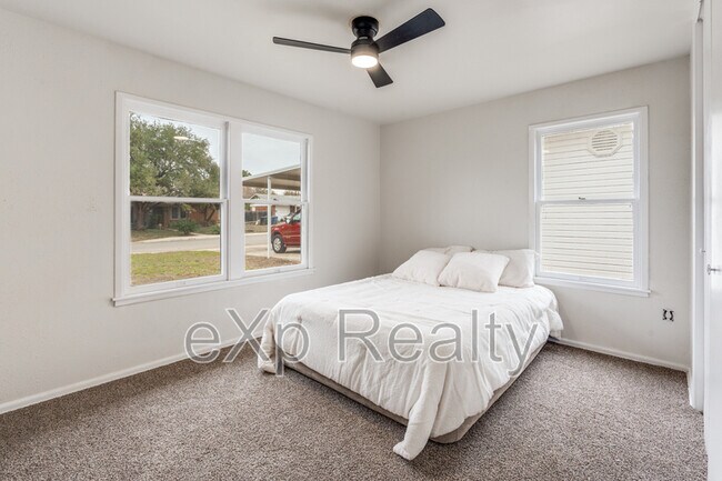 Building Photo - 322 Kate Schenck Ave