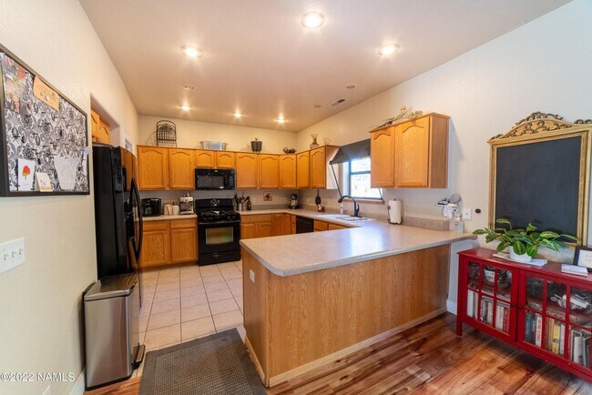 Building Photo - Westside 4 Bed, 2.5 Bath House with A/C & 2-Car Garage Near NAU & CCC! Students & Pets OK! Aug 10th!