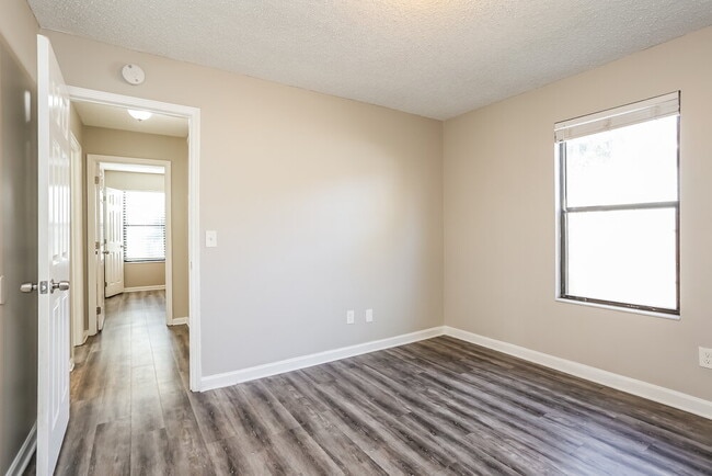 Building Photo - 1464 Rose Hill Dr W