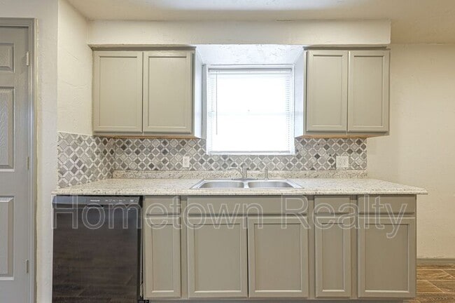 Building Photo - 2124 S Sunnylane Rd