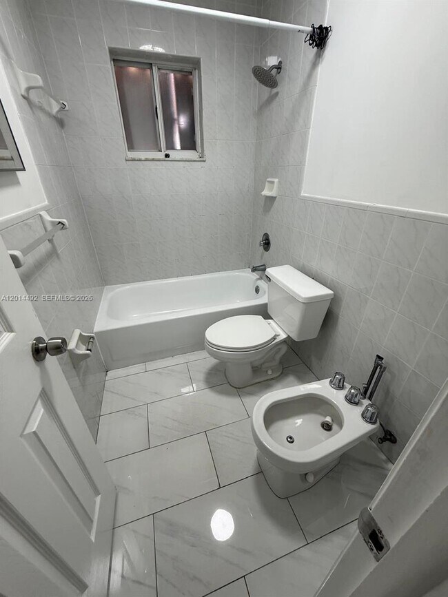 Building Photo - 2212 W 74th St