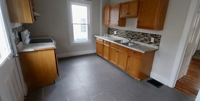 Building Photo - Newly Remodeled City 3-Bedroom Single Family Home