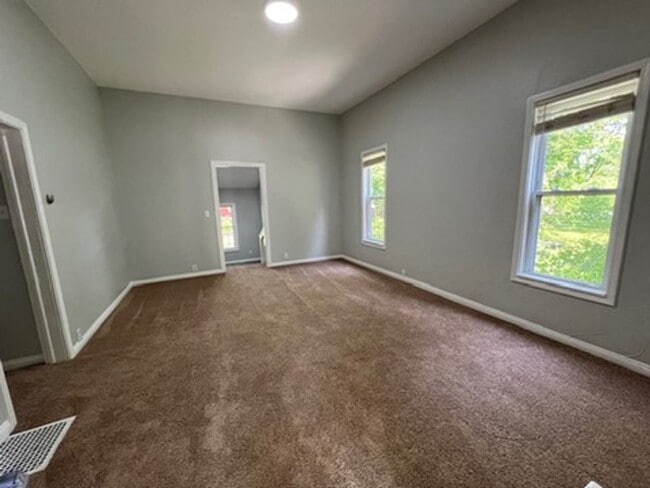 Building Photo - Spacious 2bed 1 bath home in west Akron