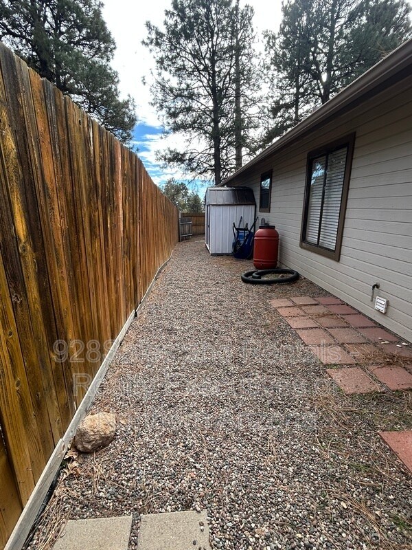 Building Photo - 6142 N Christmas Tree Ln