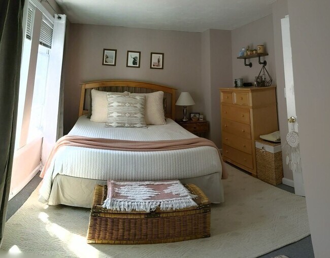 Building Photo - 24-26-26 Lawn St