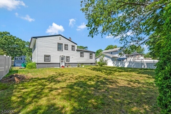 Building Photo - 33 Larchmont Rd