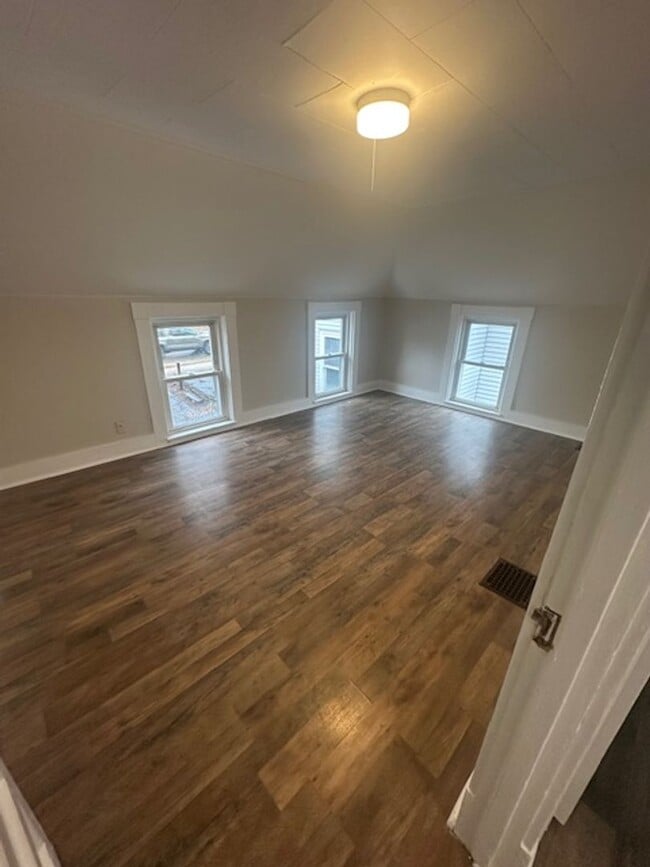 Building Photo - Private 2BR/1.5BA House – Recently Updated