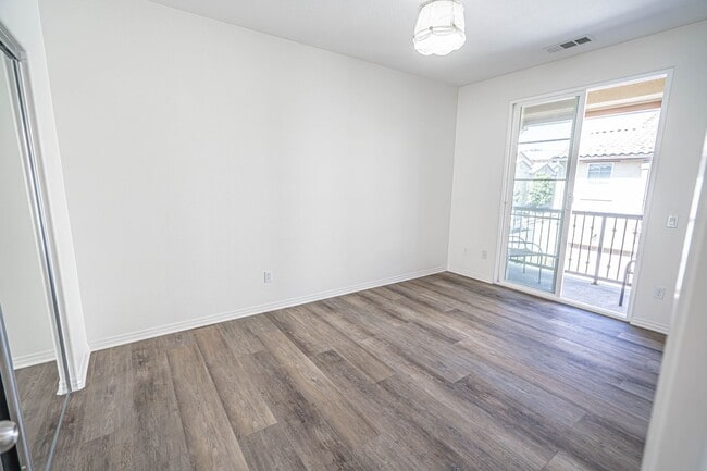 Building Photo - 3 Bedroom Townhome for Rent in Valencia!
