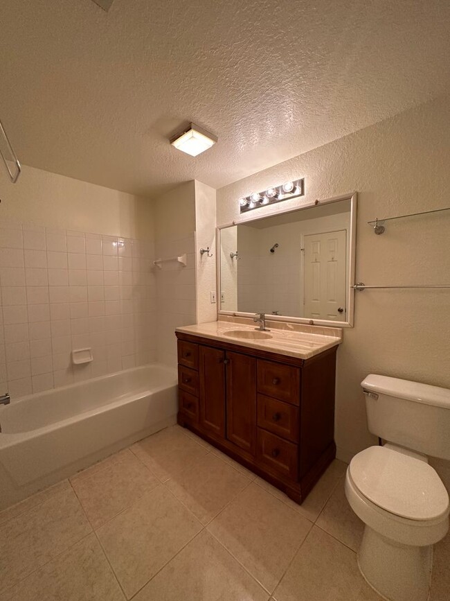 Building Photo - Beautiful 2/2 Condo in North Bonita - Acro...