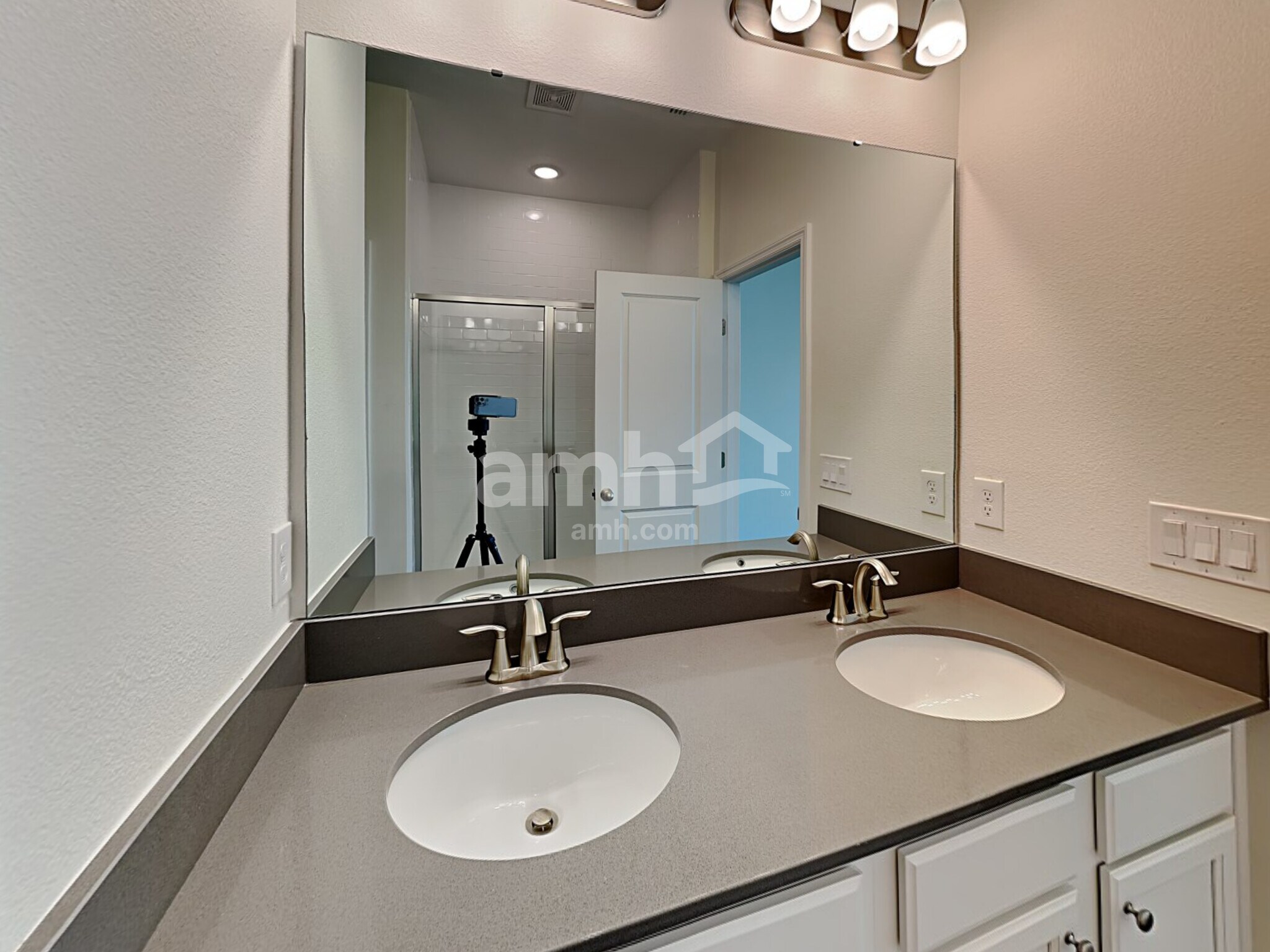 Building Photo - 1058 Sky Lks Dr