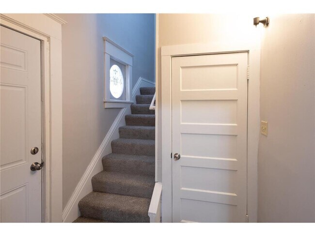 Building Photo - 678 Hawthorne Ave E