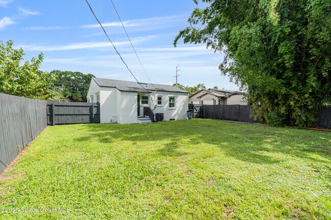 Building Photo - 509 E Fee Ave