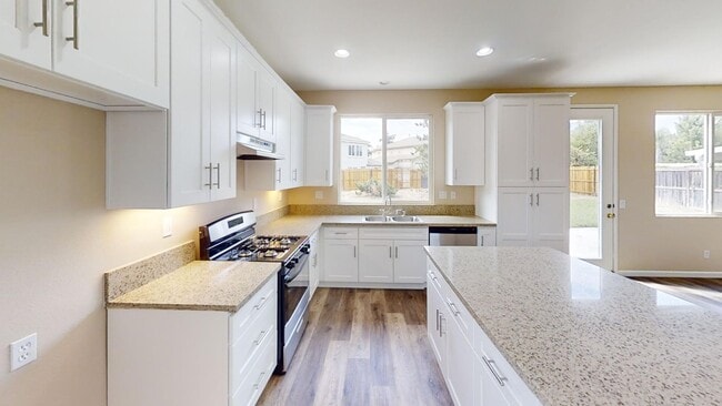 Building Photo - Beautiful Newly Upgraded 4 bedroom 3 bathr...