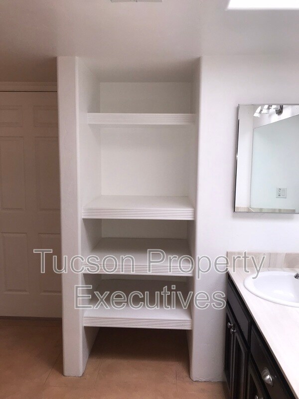 Building Photo - 2839 E Weymouth Cir