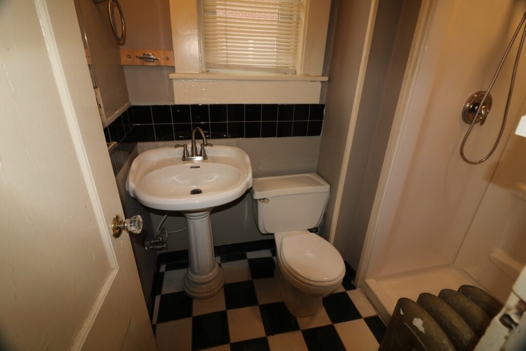 Building Photo - 1316 E 10th St