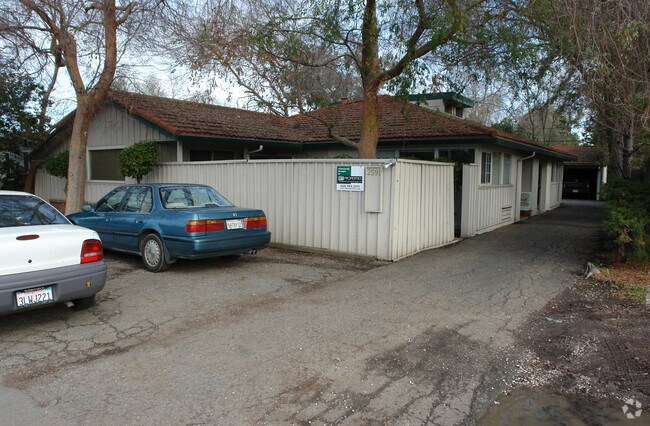 Building Photo - 2595 Alma St