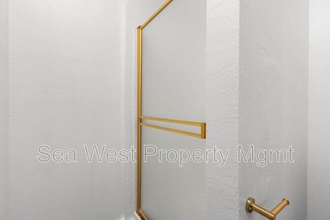Building Photo - 889 Bracero Rd