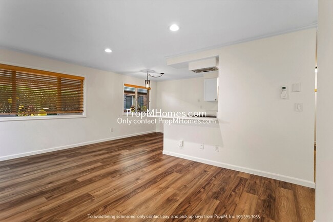 Building Photo - Wonderful Two Bedroom Condo In SE Portland!