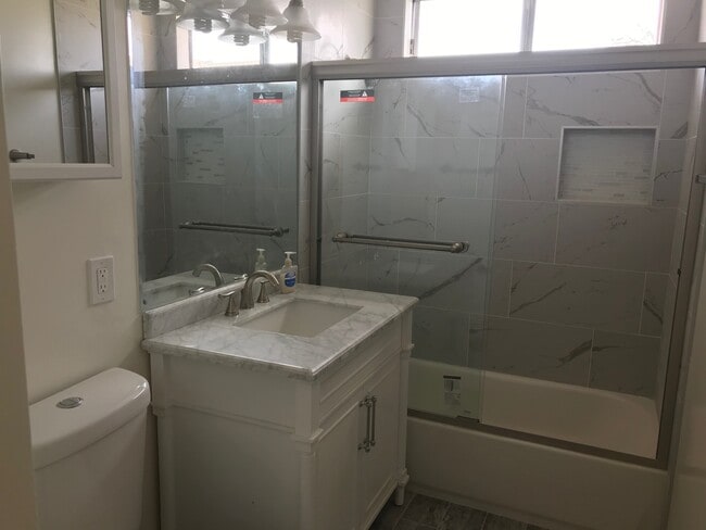 1st bathroom - 2016 Ruhland Ave
