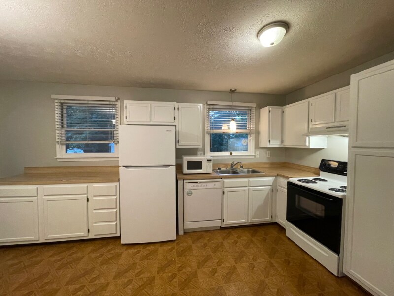 Building Photo - 26125 Cresent Ln