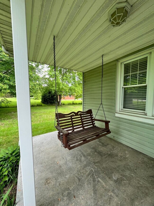 Building Photo - Welcome to 1826 Otts Chapel Road!
