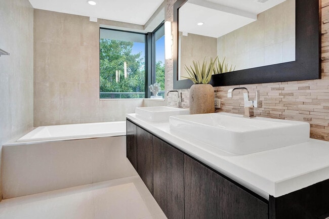 Building Photo - 3040 N Ocean Blvd