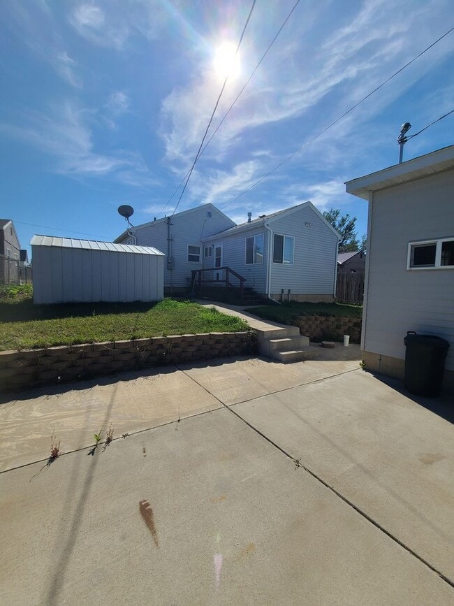Building Photo - 2 bedroom with an amazing garage