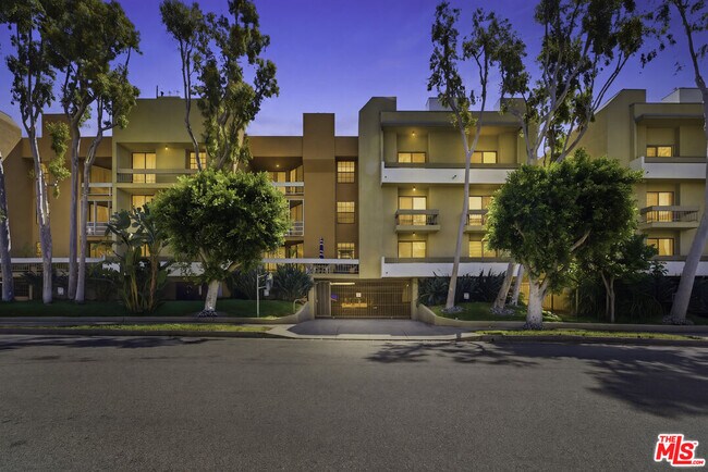 Building Photo - 740 Kings Rd