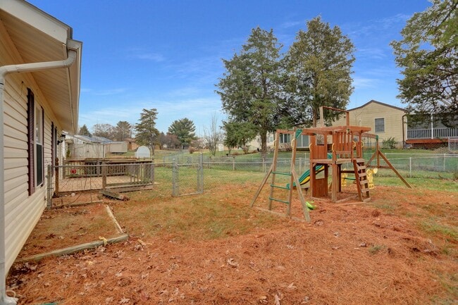 Building Photo - 7215 Johnnycake Rd